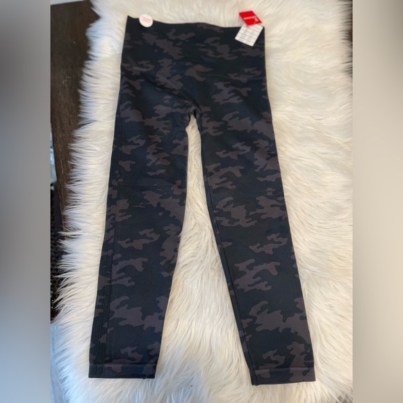NWT - SPANX Seamless Cropped Camo Leggings Size XL - - Picture 3 of 8